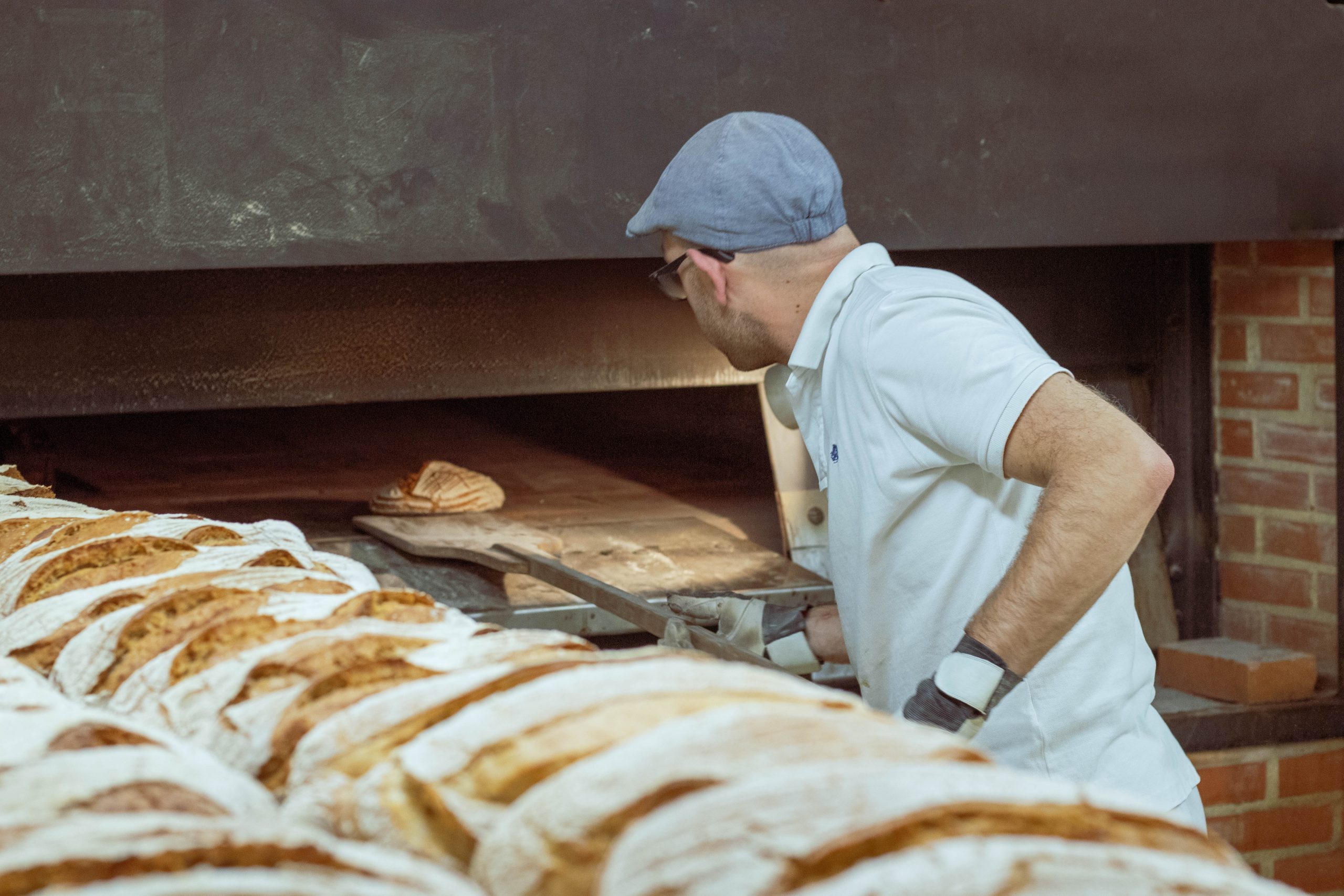 Entre Le Pain Et Les Fran ais C est Toujours L amour Fou bakerl-a-fait-le-pain-cuire-au-four-illustration-de-vecteur